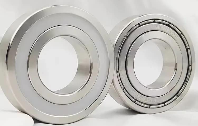 High-precision 316L stainless steel bearings (austenite grade) highlighting a full metallic luster. These bearings offer superior corrosion resistance and are fully non-magnetic, engineered for medical equipment and marine environments.