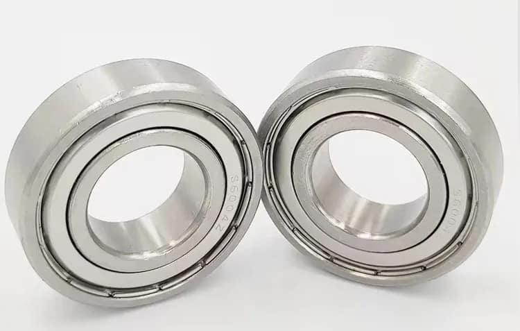High-precision 304 austenitic stainless steel bearings highlighting a full metallic luster. These bearings offer reliable corrosion resistance, food-grade compliance, and are fully non-magnetic, engineered for laboratory automation and light-duty marine applications.